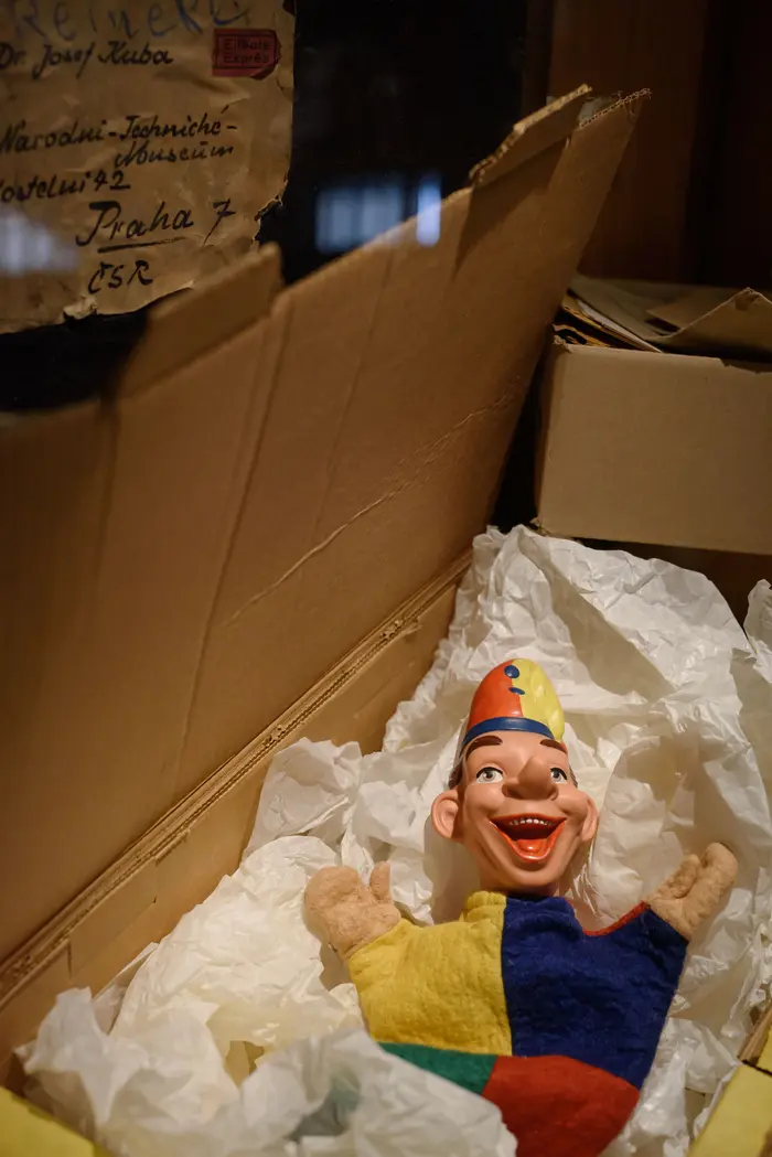 Kasperfigur in einer Kiste