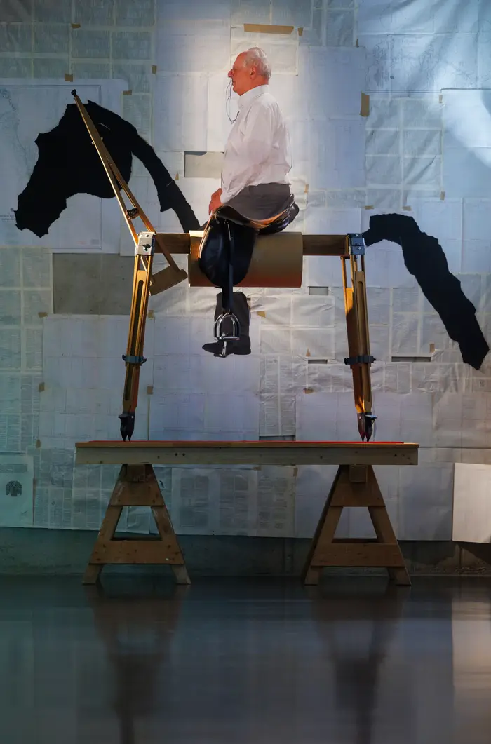 Kunstwerk mit Papier und Holz