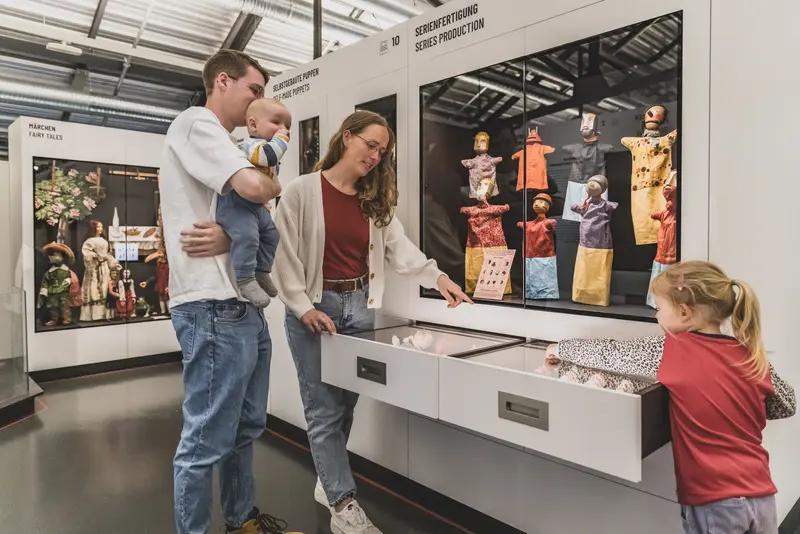 Besucherinnen in der Ausstellung an einer Schublade
