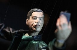 Elon Musk-Installation der Künstlergruppe Rimini Protokoll als Schenkung von MSU Eine männliche Puppe, die in ihrer Hand ein Smartphone hält und darauf blickt