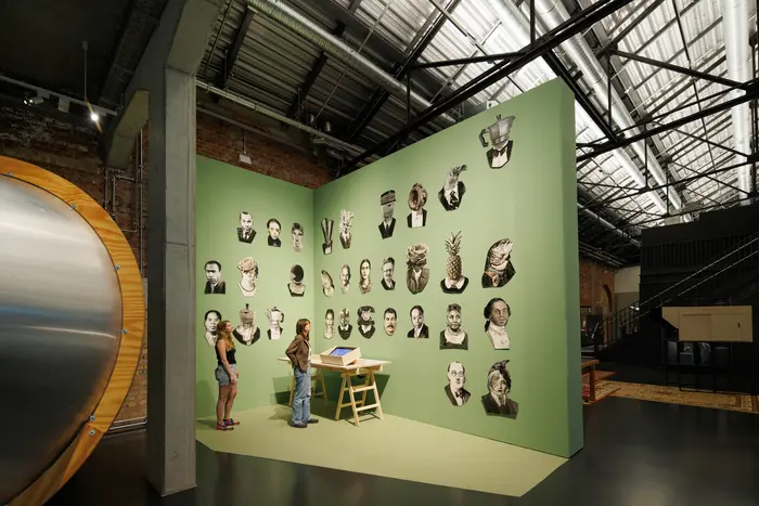 Personen in Ausstellungsraum