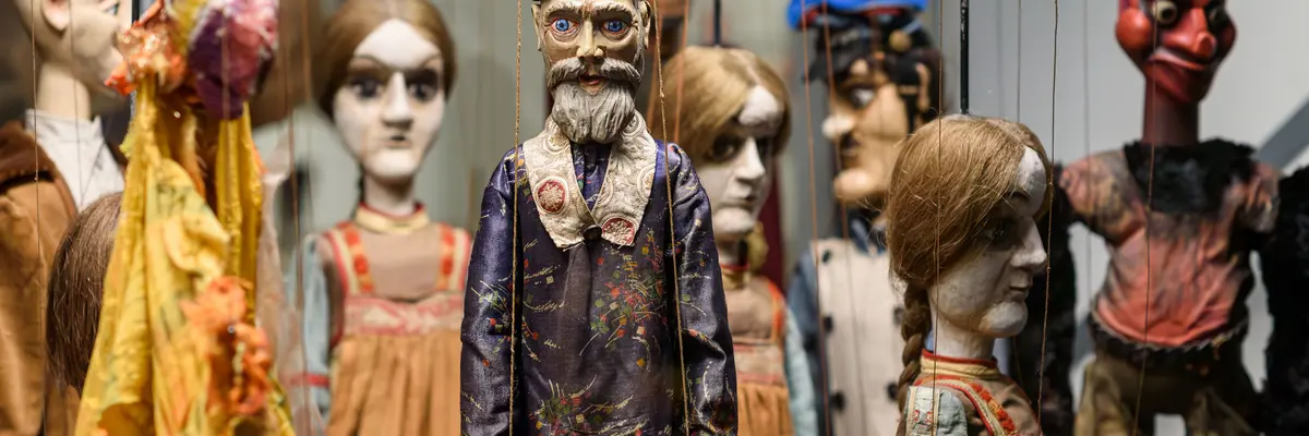 Blick in Vitrine mit Marionetten