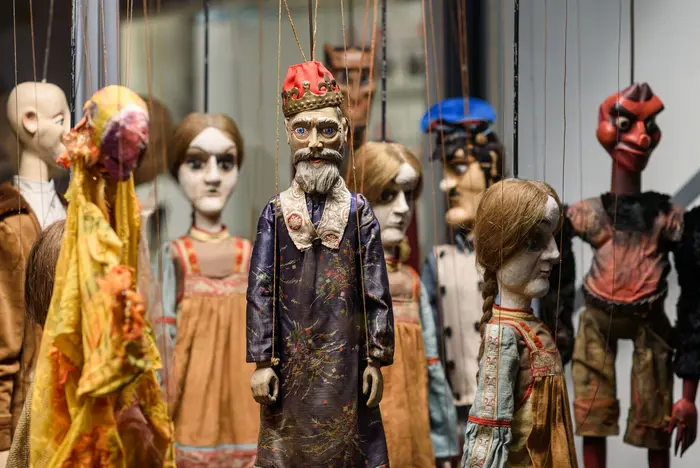 Blick in Vitrine mit Marionetten
