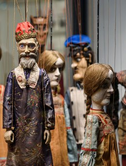 Blick in Vitrine mit Marionetten