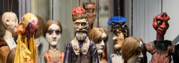 Blick in Vitrine mit Marionetten