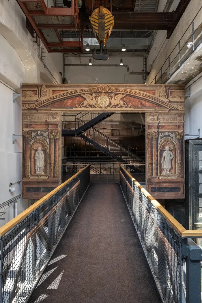 Theaterbühne, dahinter Treppe