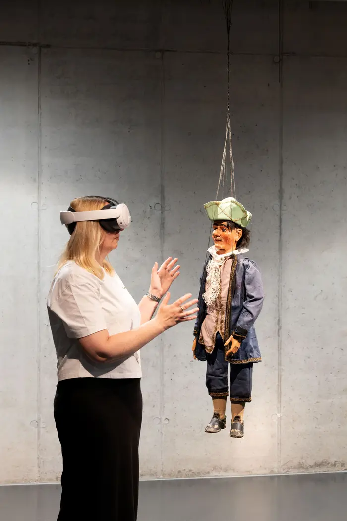 Person mit VR Brille vor einer Marionette