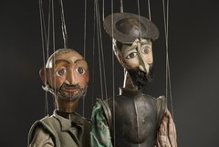 zwei Marionetten, beide mit Bart, der rechte mit Hut