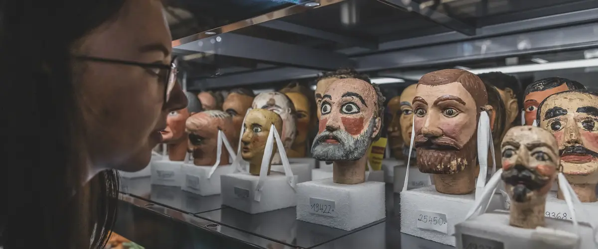 Besucherinnen in der Ausstellung an einer Schublade