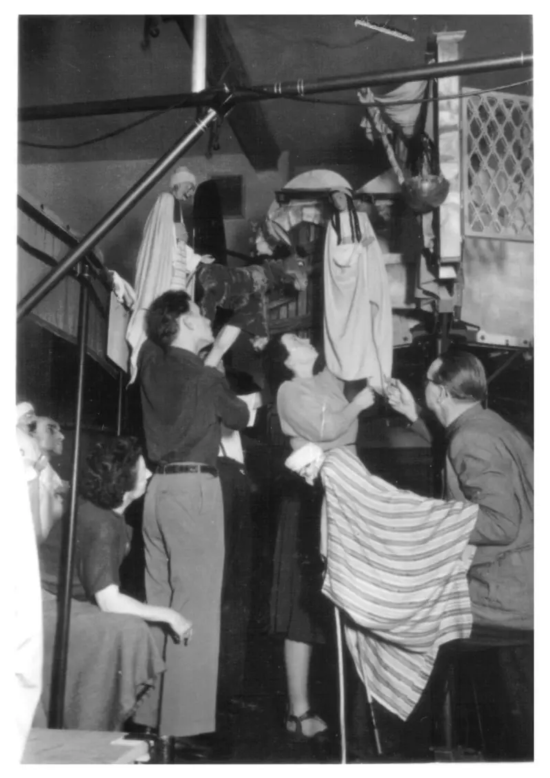 Schwarz-Weiß Foto von Menschen, die auf einer Treppe stehen und nach oben blicken