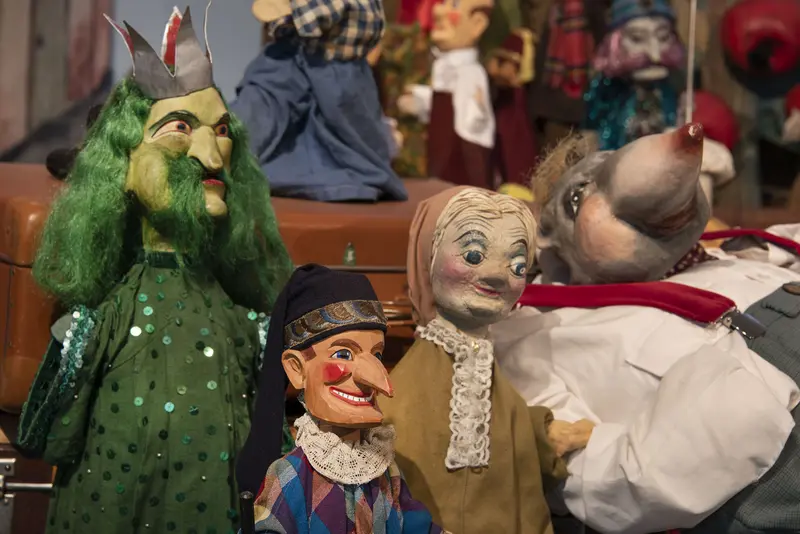 Verschiedene Puppen, darunter eine Kasperfigur