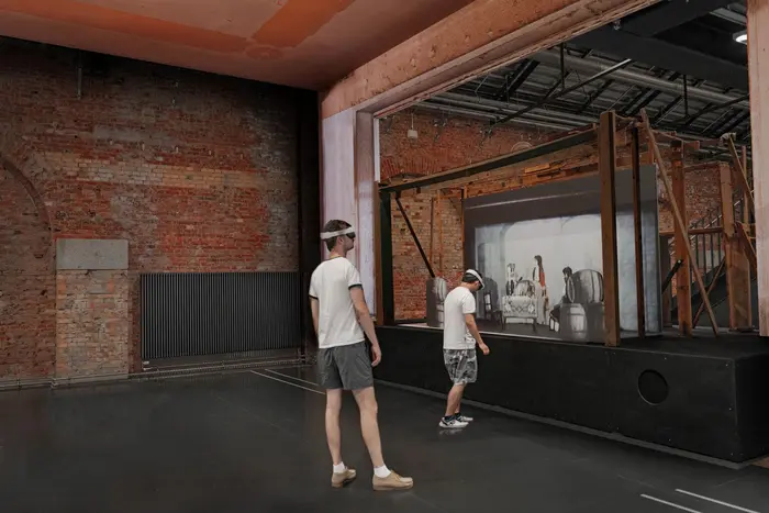 Menschen mit VR Brillen vor einer Bühne