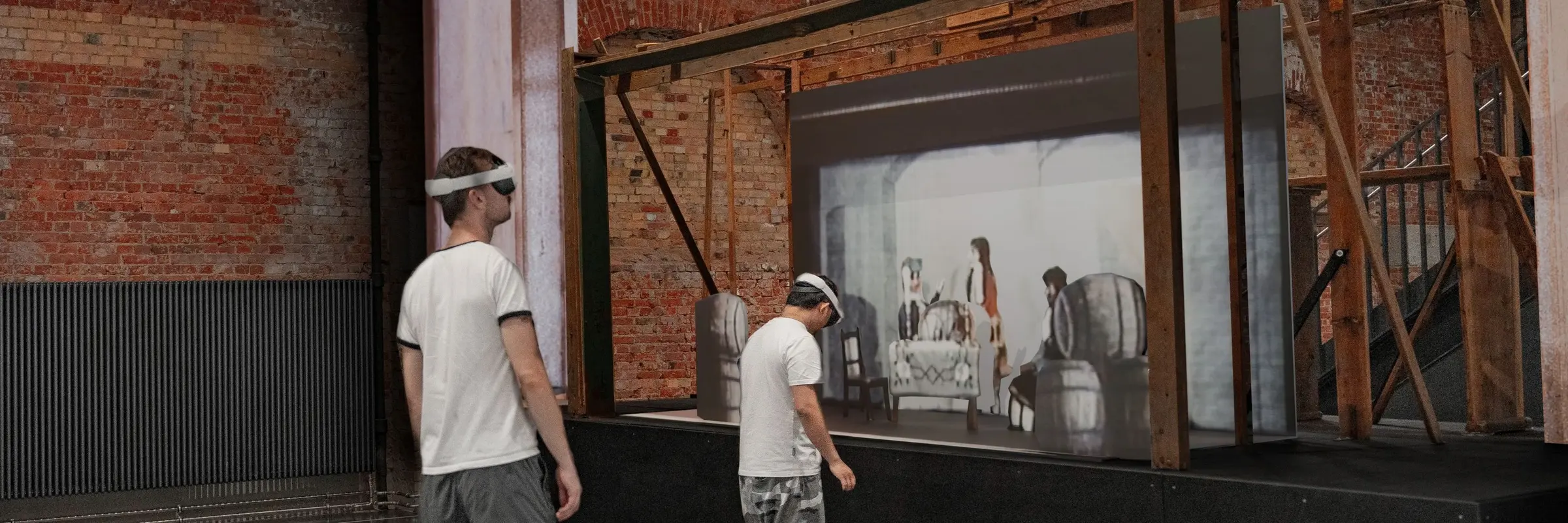 Menschen mit VR Brillen vor einer Bühne