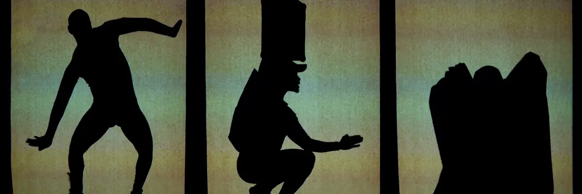 Schattenfiguren vor einem grünlichen Hintergrund