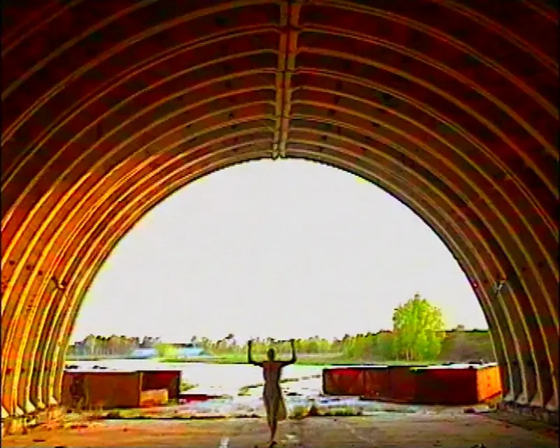 Frau in Flugzeughanger