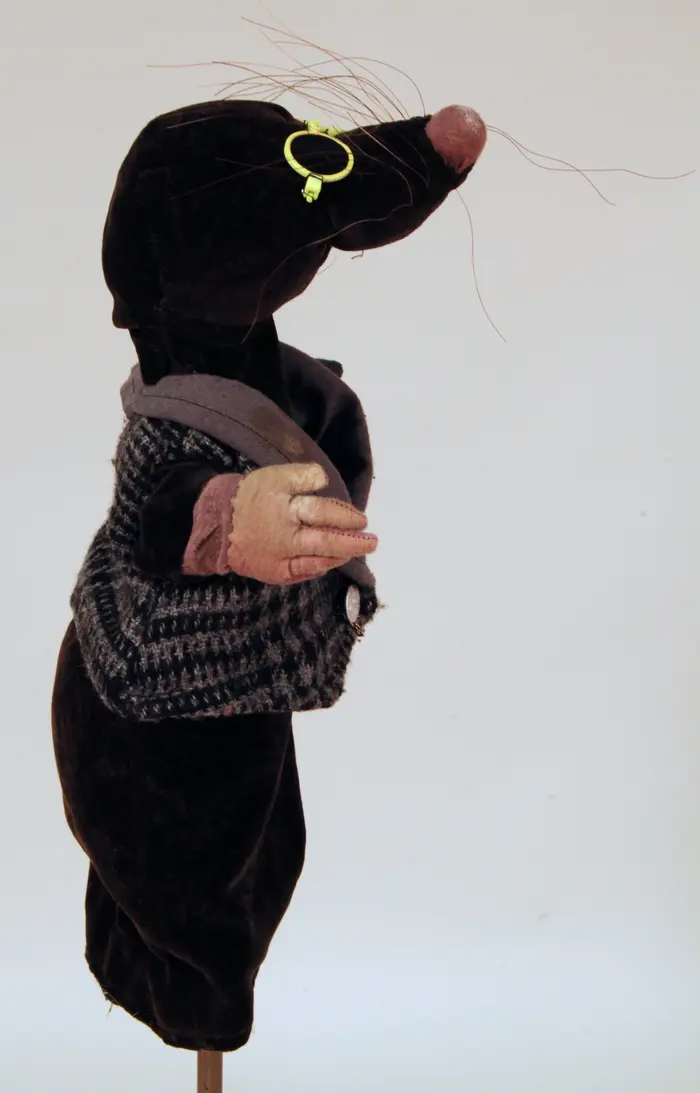 Maulwurf-Puppe mit neongrüner Sonnenbrille und Weste