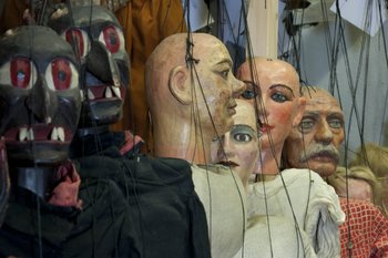 Ein Blick ins Marionetten-Depot der Puppentheatersammlung