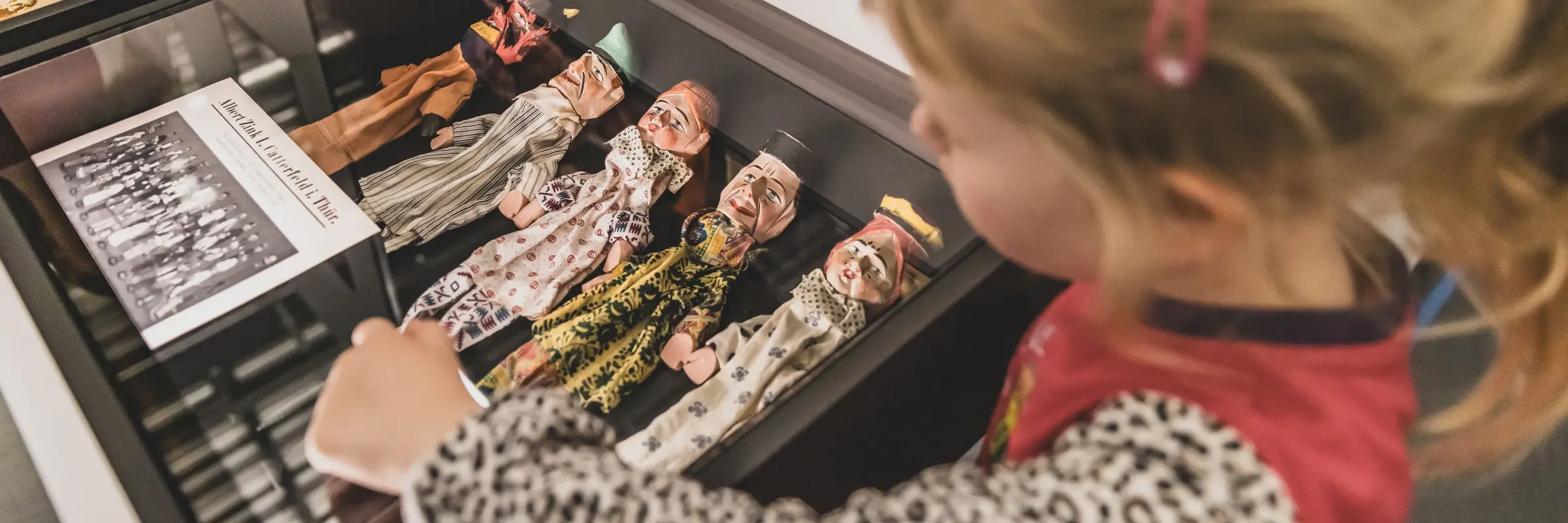 Besucherinnen in der Ausstellung an einer Schublade