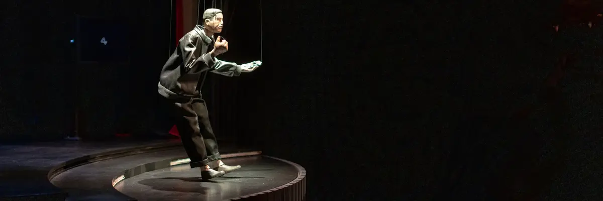 Eine männliche Puppe in einem dunklen Raum, die Elon Musk darstellt