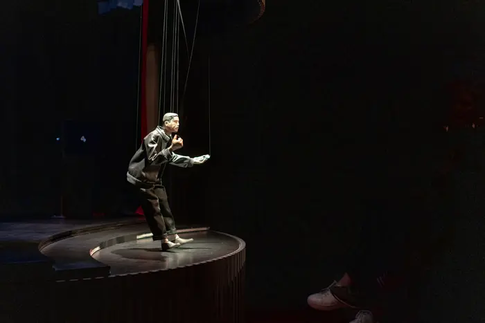 Eine männliche Puppe in einem dunklen Raum, die Elon Musk darstellt