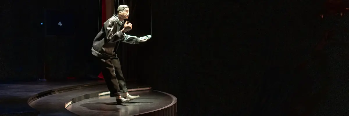 Eine männliche Puppe in einem dunklen Raum, die Elon Musk darstellt