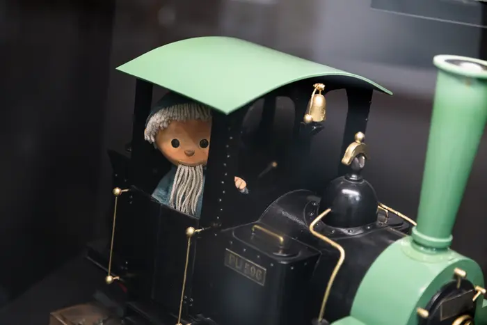 Sandmännchen im Führerstand einer Dampflok