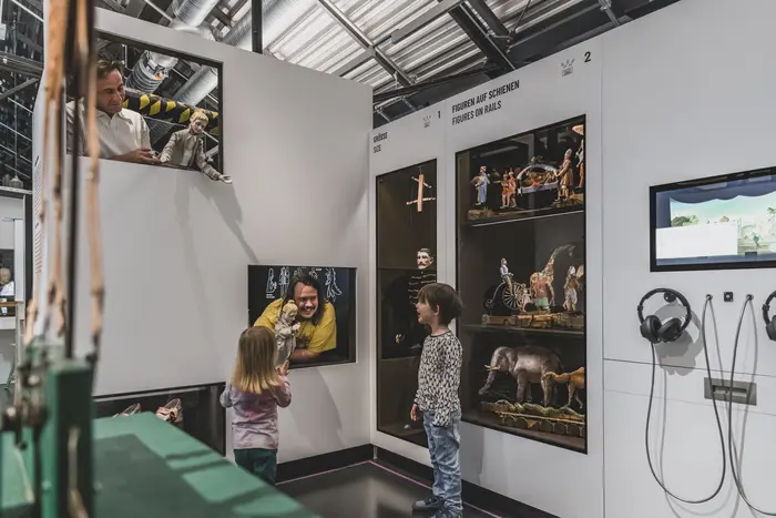 Besucherinnen in der Ausstellung an einer Schublade