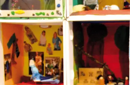 kleine Boxen mit Figuren und Landschaften drin