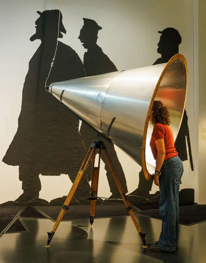 Person interagiert mit Kunstwerk