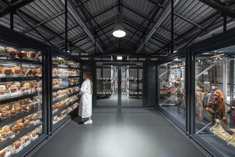 Schaudepotansicht der neuen Puppentheatersammlung im Kraftwerk Mitte