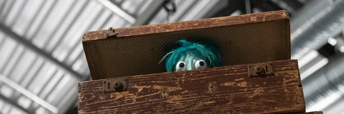 Die neue Puppentheatersammlung im Kraftwerk Mitte Aus einer Kiste herauslugende Puppe