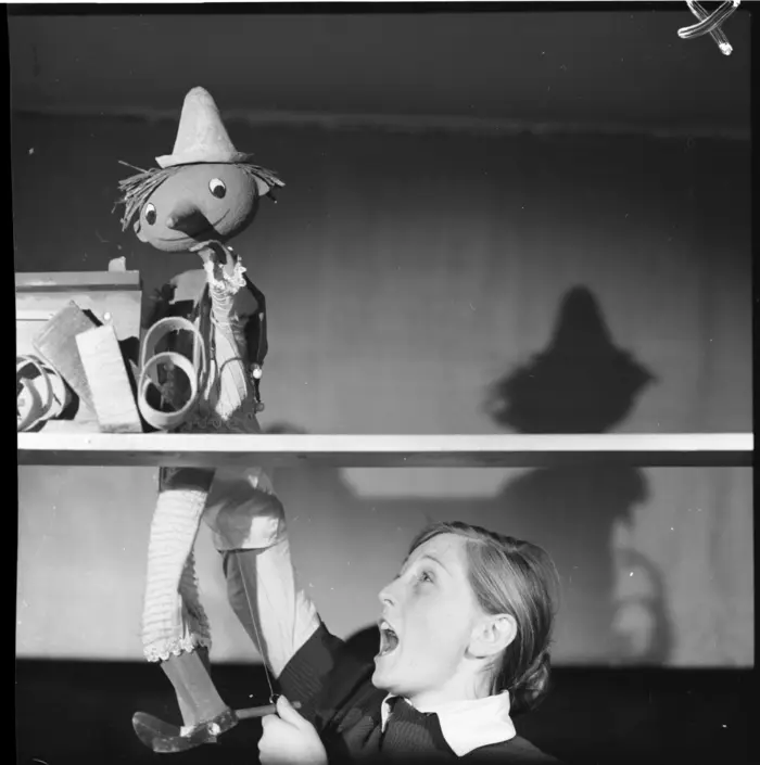 Gabi Hänel mit Pinocchio während der Proben zu "Pinocchios Abenteuer" am Puppentheater des Elbe-Elster-Theaters Wittenberg, 1974
