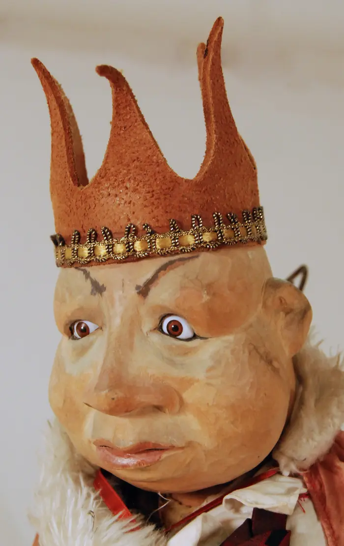 Puppenkopf mit Krone