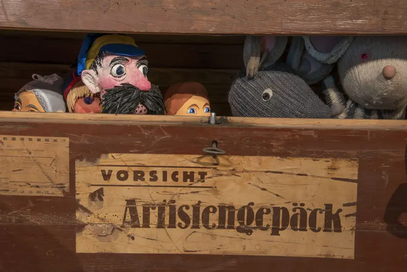 Puppen schauen aus einer Kiste