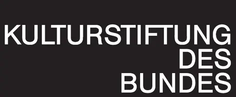Weißer Schriftzug "Kulturstiftung des Bundes" auf schwarzem Hintergrund