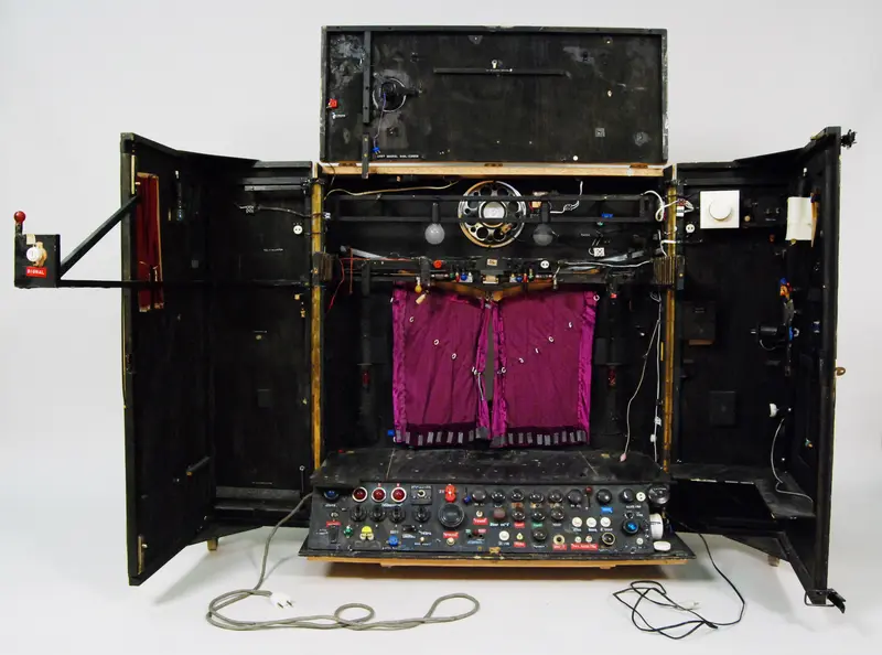 Modell einer Bühne mit Vorhang