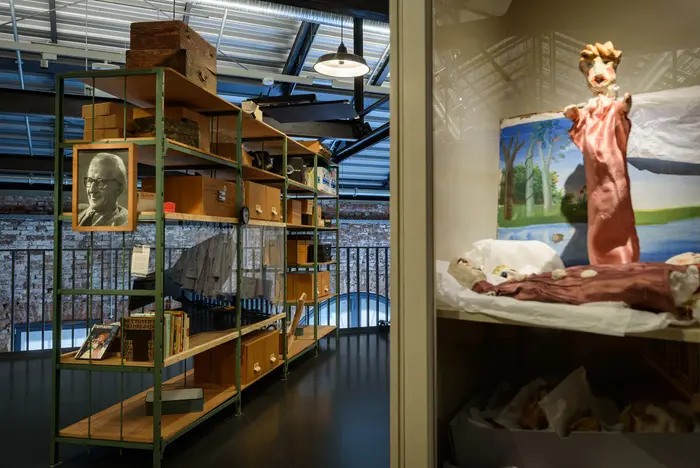 Raum mit Regalen und Puppen