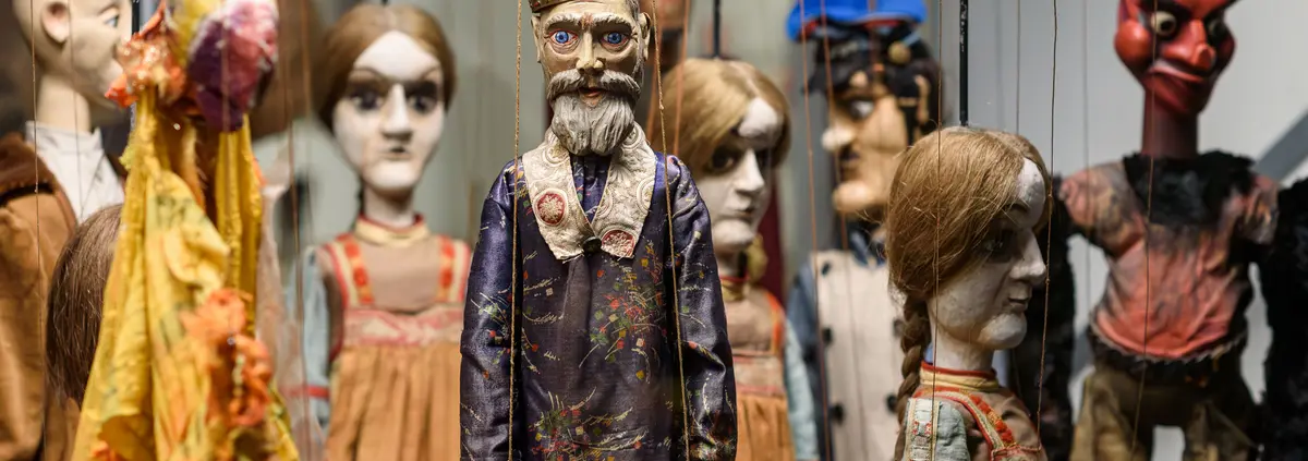 Die neue Puppentheatersammlung im Kraftwerk Mitte Blick in Vitrine mit Marionetten