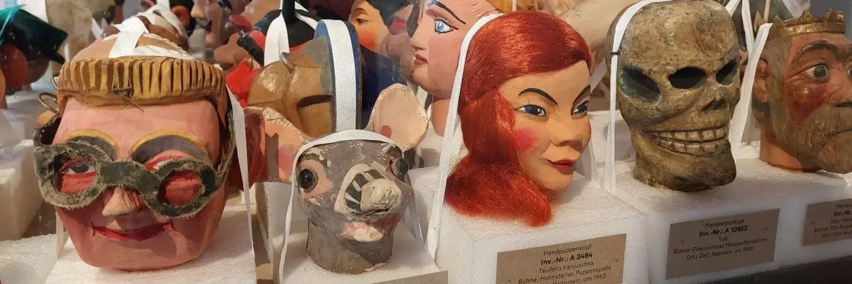 Ausstellungsansicht Puppenköpfe in einer Vitrine
